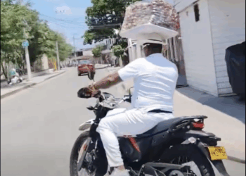 El hombre de blanco que lleva el sabor del Caribe sobre la cabeza
